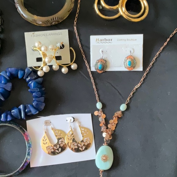 Silverfox Jewelry, 25 Assorted, Earrings, Bracelets, Necklaces for $30 🌺❣️🌺❣️ - Picture 1 of 8